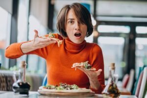 Cum afectează mesele târzii calitatea somnului